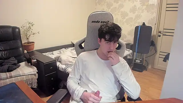 Snapshot of Knuckles17 chatting on December 19, 12:34 pm Knuckles17 online show from December 19, 12:34 pm