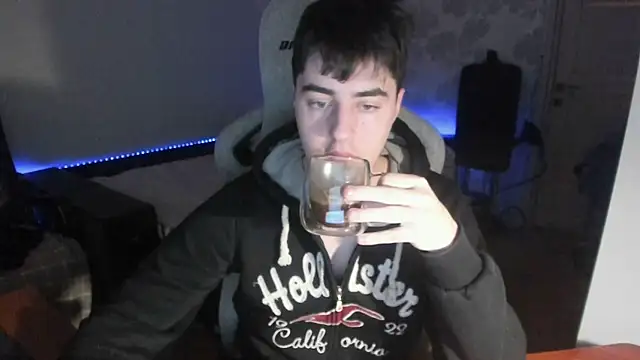 Snapshot of Knuckles17 chatting on January 6, 6:50 am Knuckles17 online show from January 6, 6:50 am