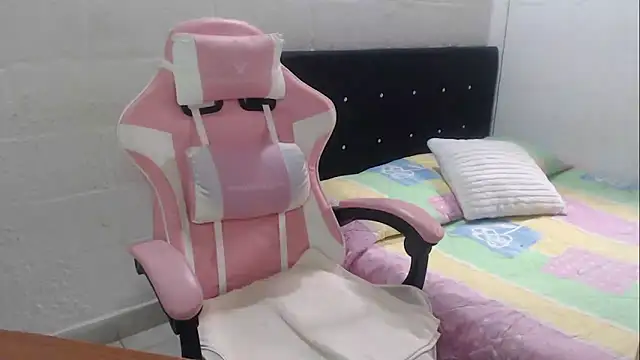 jade04 roberts online show from December 17, 8:43 pm