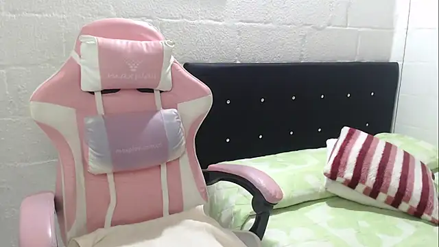 Snapshot of jade04_roberts chatting on February 5, 10:20 am jade04 roberts online show from February 5, 10:20 am