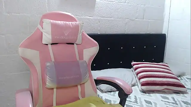 Snapshot of jade04_roberts chatting on February 24, 10:35 am jade04 roberts online show from February 24, 10:35 am