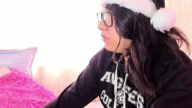 Snapshot of Satuurn_ chatting on December 19, 7:40 pm Satuurn online show from December 19, 7:40 pm