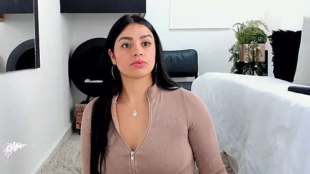 Paula Desousa online show from January 4, 4:00 pm