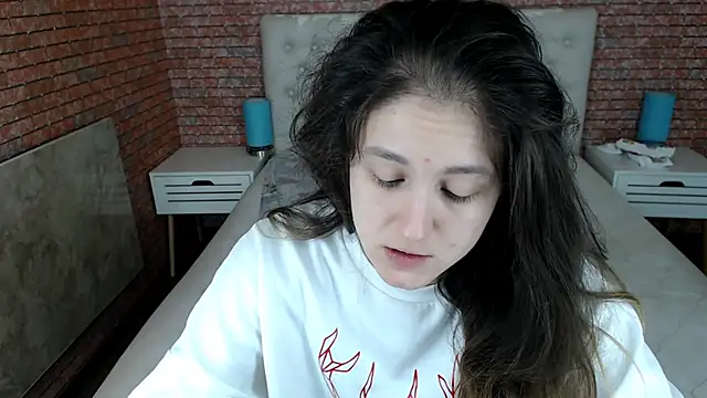 Holliy Cooper online show from November 27, 8:38 am