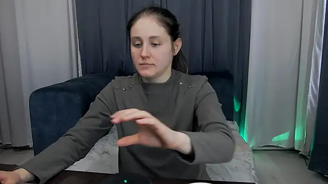 Holliy Cooper online show from April 24, 7:44 am