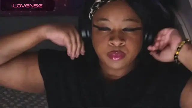 temptressbeauty24 online show from December 6, 11:00 am