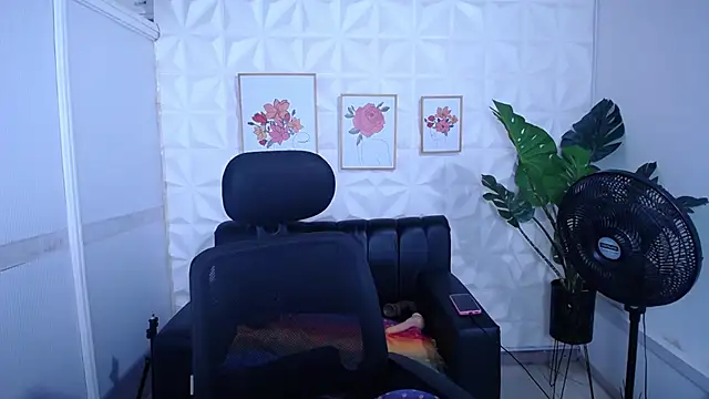 Valentinaa mature online show from October 27, 10:25 pm