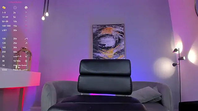 LizzHamilton   online show from January 7, 1:06 am