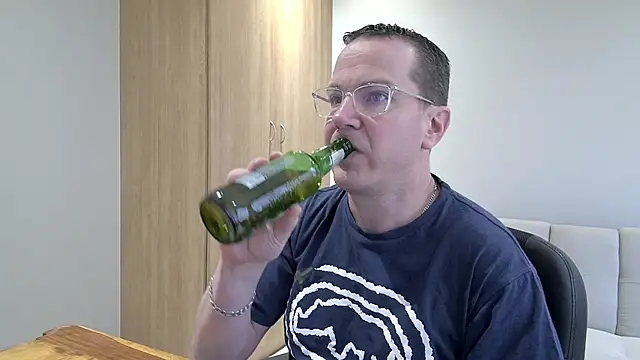 BrettJ81 online show from October 22, 2:17 pm