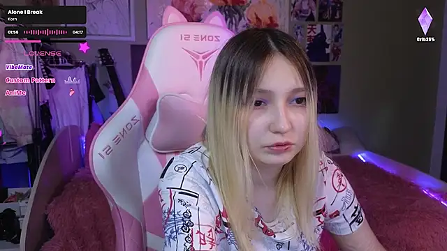 Snapshot of Evie_Ro chatting on December 10, 2:05 am Evie Ro online show from December 10, 2:05 am