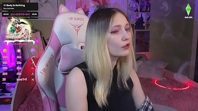 Snapshot of Evie_Ro chatting on December 21, 9:47 pm Evie Ro online show from December 21, 9:47 pm