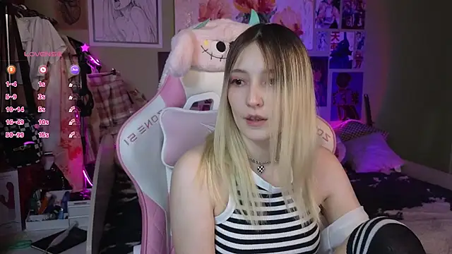 Snapshot of Evie_Ro chatting on January 8, 12:17 am Evie Ro online show from January 8, 12:17 am