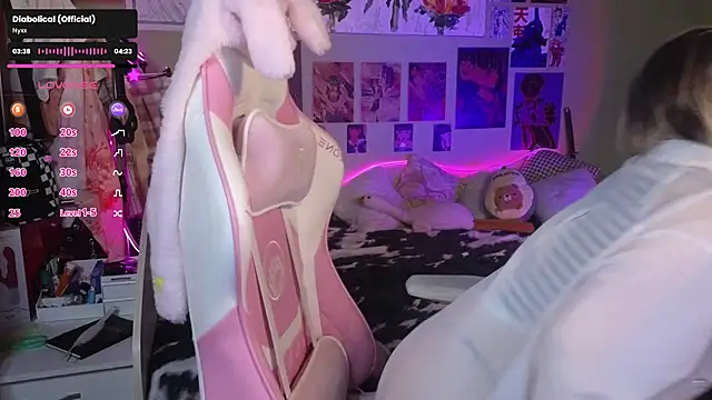 Snapshot of Evie_Ro chatting on January 8, 3:19 am Evie Ro online show from January 8, 3:19 am