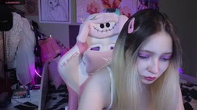 Snapshot of Evie_Ro chatting on February 2, 11:11 pm Evie Ro online show from February 2, 11:11 pm