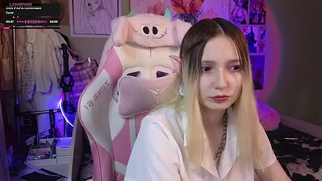 Snapshot of Evie_Ro chatting on February 8, 12:28 am Evie Ro online show from February 8, 12:28 am