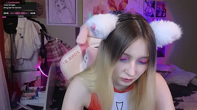 Snapshot of Evie_Ro chatting on February 12, 8:29 pm Evie Ro online show from February 12, 8:29 pm