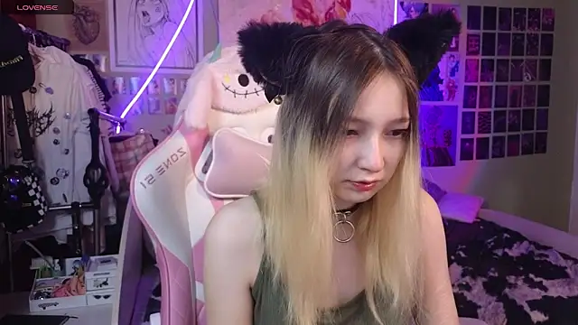 Snapshot of Evie_Ro chatting on February 28, 11:23 pm Evie Ro online show from February 28, 11:23 pm