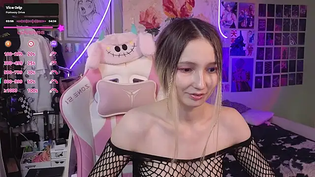 Snapshot of Evie_Ro chatting on March 3, 10:38 am Evie Ro online show from March 3, 10:38 am