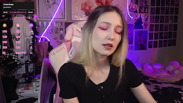 Snapshot of Evie_Ro chatting on March 22, 8:48 pm Evie Ro online show from March 22, 8:48 pm