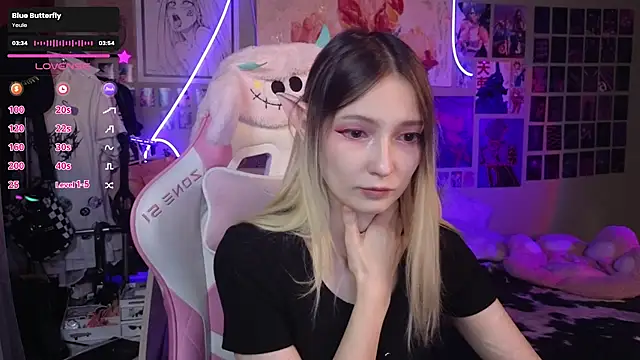 Snapshot of Evie_Ro chatting on March 22, 11:53 pm Evie Ro online show from March 22, 11:53 pm
