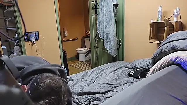 leahcimnikral online show from December 15, 5:23 am