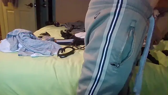 leahcimnikral online show from December 17, 7:58 am