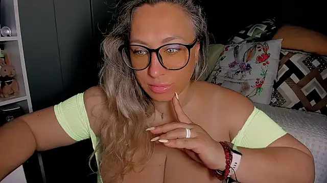 Snapshot of CumOnMy_Tits chatting on July 4, 2:07 am CumOnMy Tits online show from July 4, 2:07 am